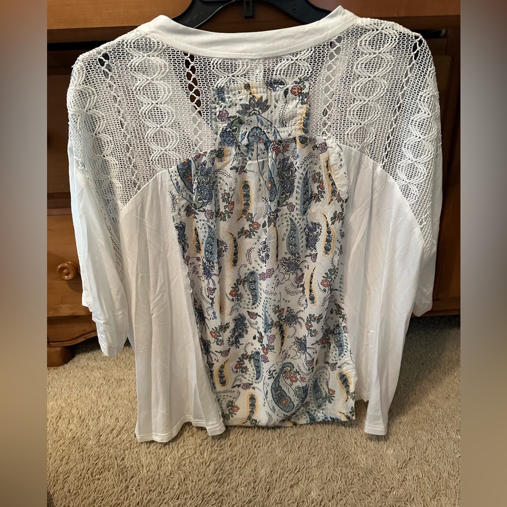 POL White Lace V-Neck Top - Picture 2 of 2